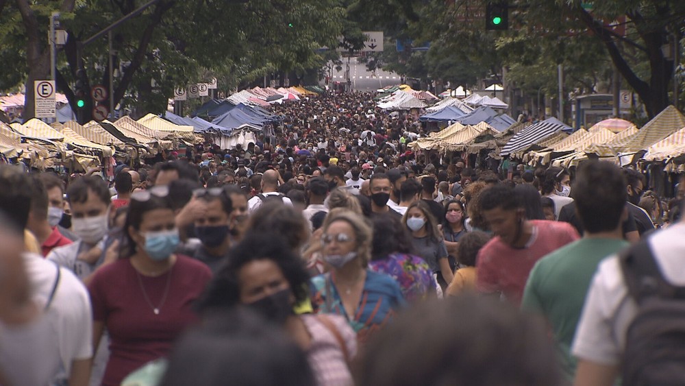 Prefeitura de Belo Horizonte flagra descumprimento de protocolos contra a Covid-19 na Feira Hippie — Foto: Reprodução/TV Globo