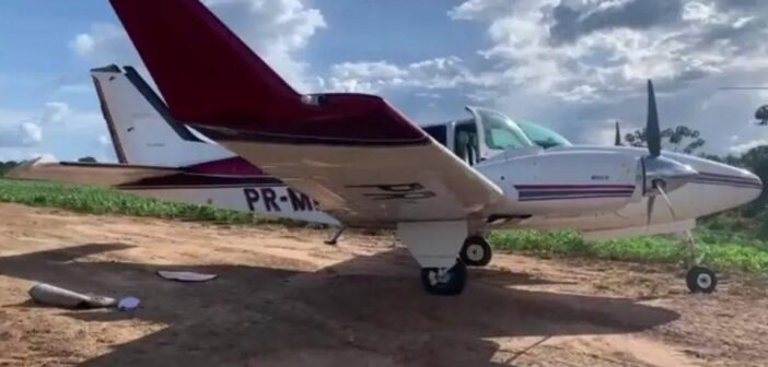PF e caças da FAB interceptam avião com meia tonelada de cocaína em Porto Velho Um homem foi preso.