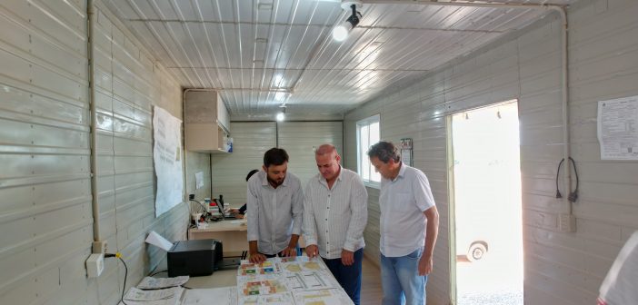 Prefeito Diogo Rosa e vice Nelson Machado visitam obras de construção das 50 casas do programa Pra Ter Onde Morar, em Davinópolis.